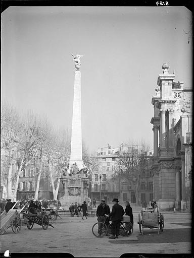 Fontaine monumentale composée d'une vasque à seize pans surmontée d'un obélisque reposant sur quatre lions, dont l'extrémité est ornée d'une sphère et d'un aigle