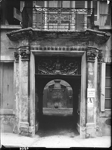 Porte d'entrée. Imposte en bois sculpté : faune