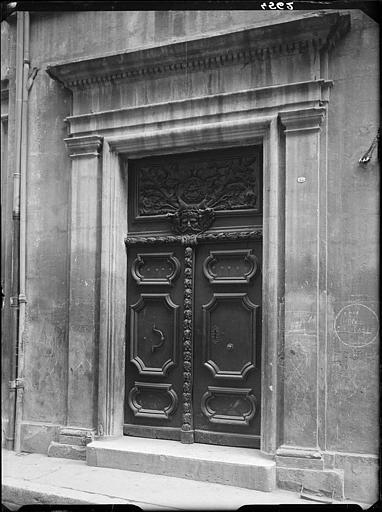 Porte d'entrée en boiserie sculptée