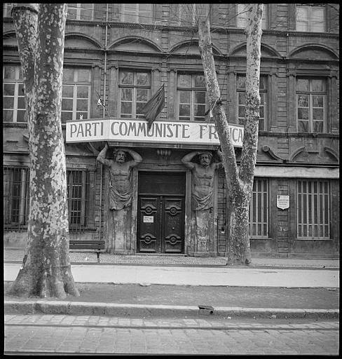 Façade principale : porte encadrée de deux atlantes