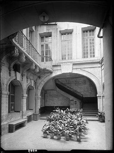 Cage d'escalier et façade sur cour