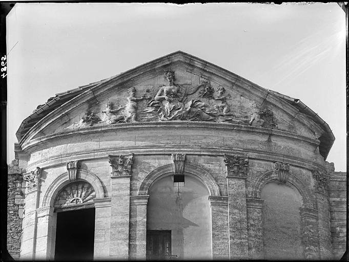 Fronton de la façade du château