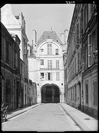 Façade à arcade donnant sur le passage