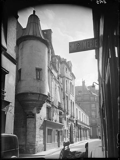 Tourelle d'angle et vue générale sur rue