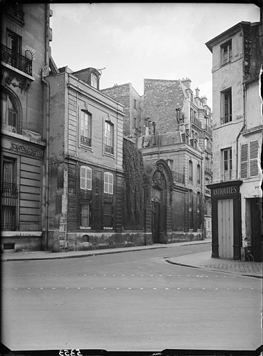 Porte d'entrée et façade sur rue