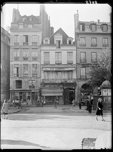 Façade avec balcon et barre d'appui en fer forgé