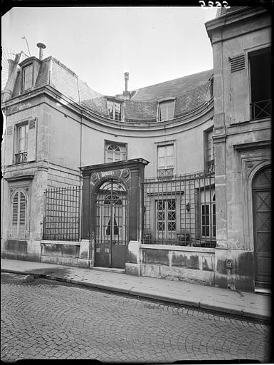 Portail et façade sur rue