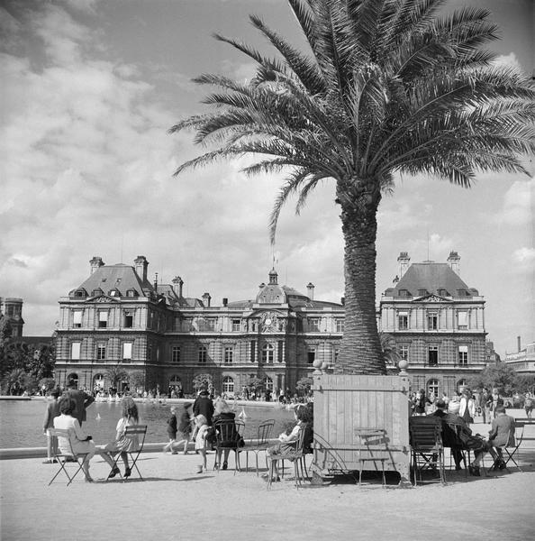 Façade du Palais et promeneurs le long du bassin