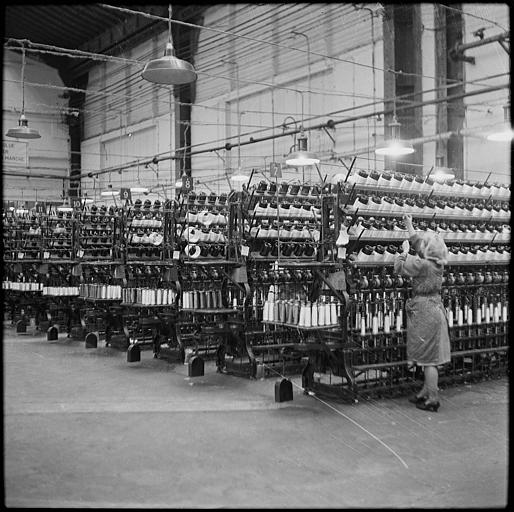 Fabrication du textile de verre dans l'usine de Saint-Gobain