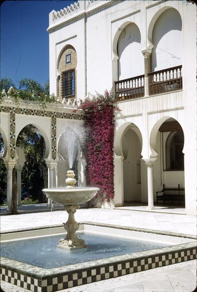 Cour intérieure mauresque : portique et fontaine