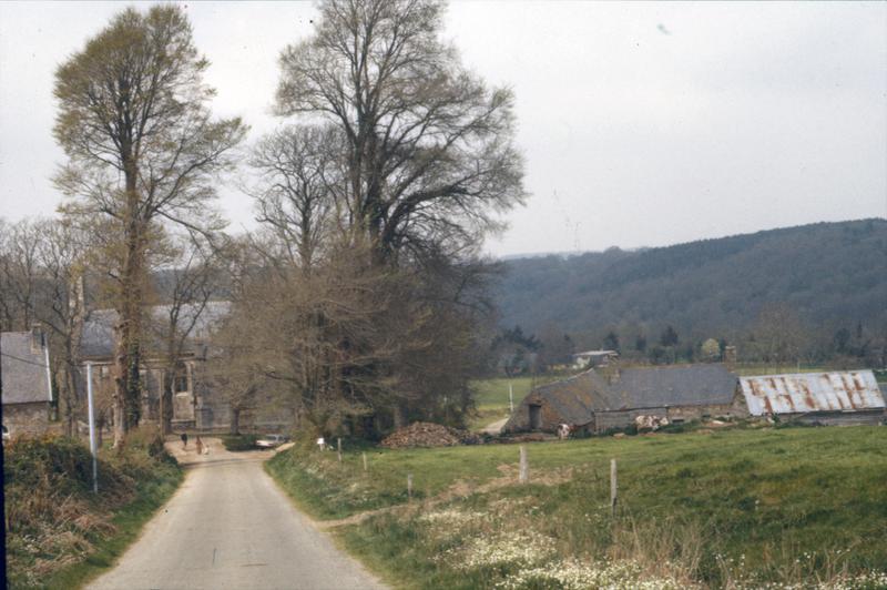 Vue éloignée sur la chapelle et des bâtiments de ferme