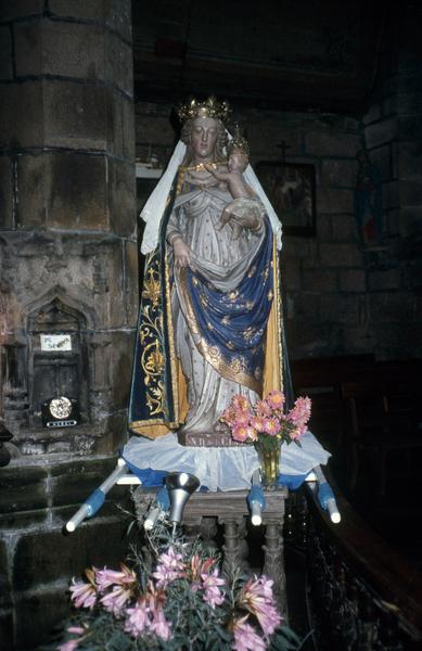 Intérieur : statue d'une Vierge à l'Enfant