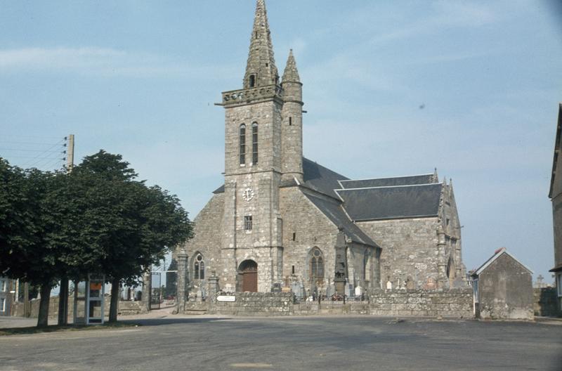 Façade ouest et clocher et cimetière depuis une place