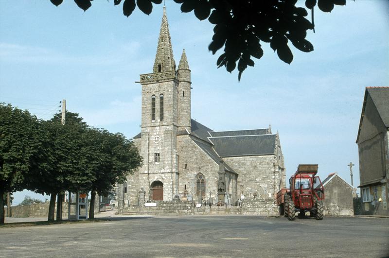 Façade ouest et clocher et cimetière depuis une place