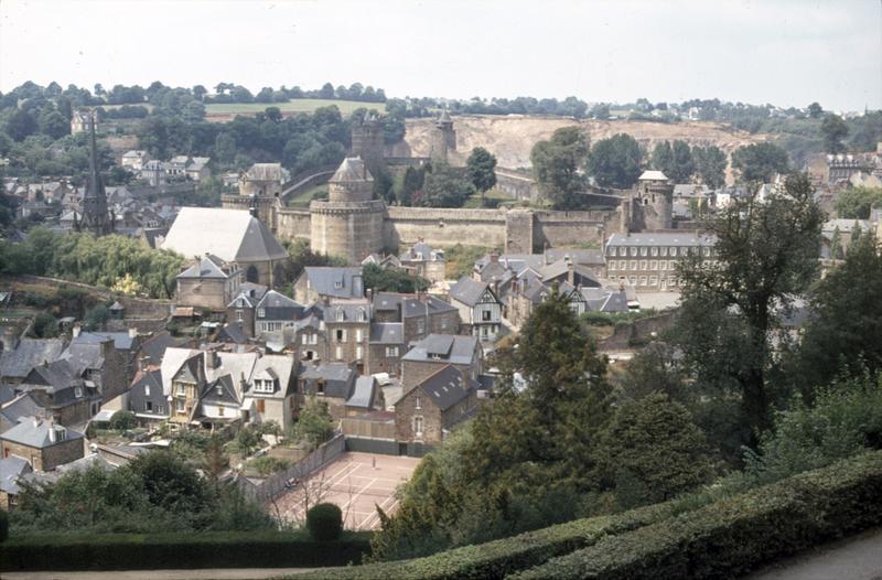 Vue générale de la ville, enceinte du château