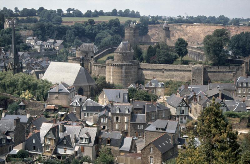 Vue générale de la ville, enceinte du château