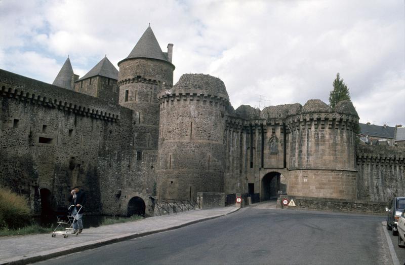 Porte Notre-Dame : remparts et tours extra-muros