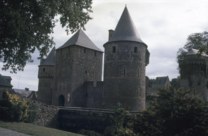 Châtelet d'entrée : tours du Hallay, de la Haye Saint-Hilaire et Guémadeuc