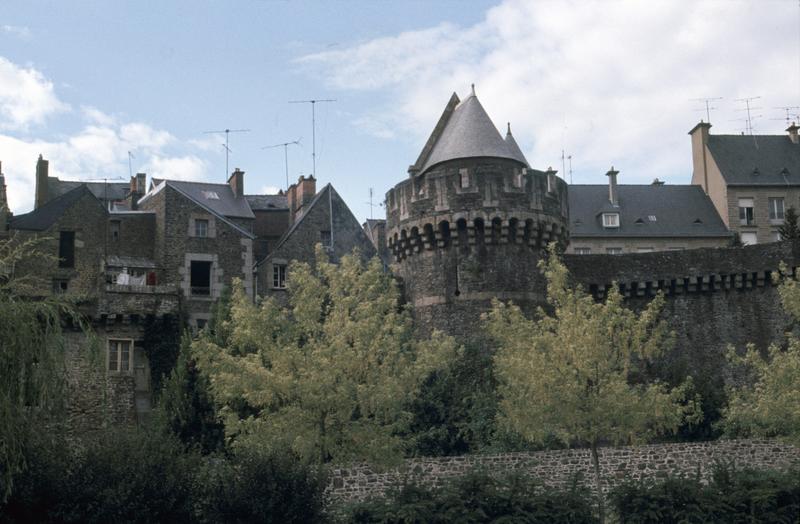 Tour Nichaud et remparts, maisons environnantes