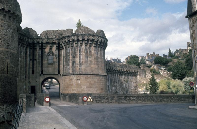 Porte Notre-Dame : remparts et tours extra-muros