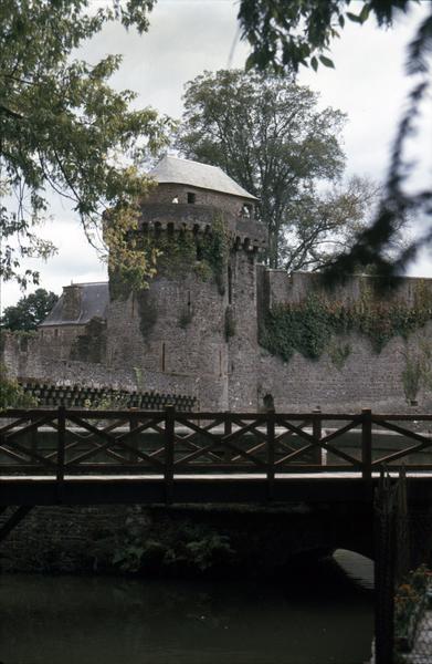 Tour de Coigny vue d'une passerelle en bois