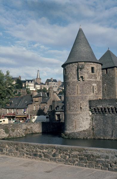 Tours Guémadeuc sur les douves, maisons environnantes