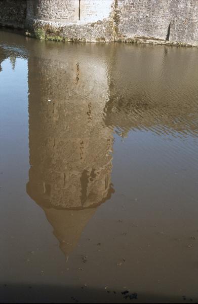 Tours Guémadeuc se reflétant dans les douves