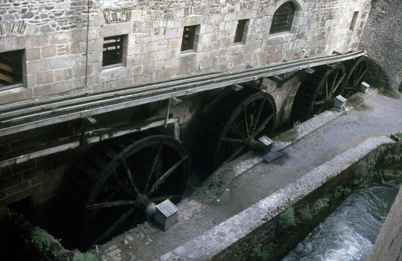 Moulin à eau : les quatre roues en bois