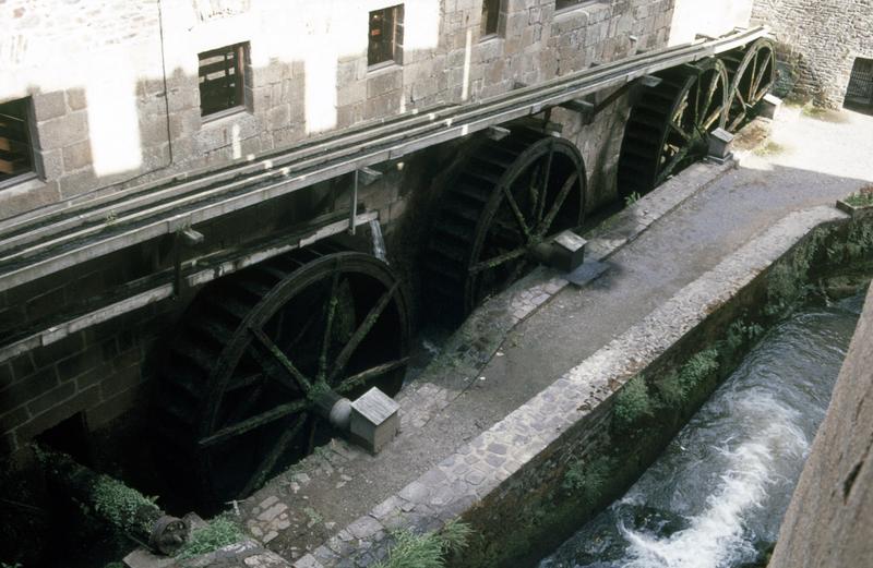 Moulin à eau : les quatre roues en bois