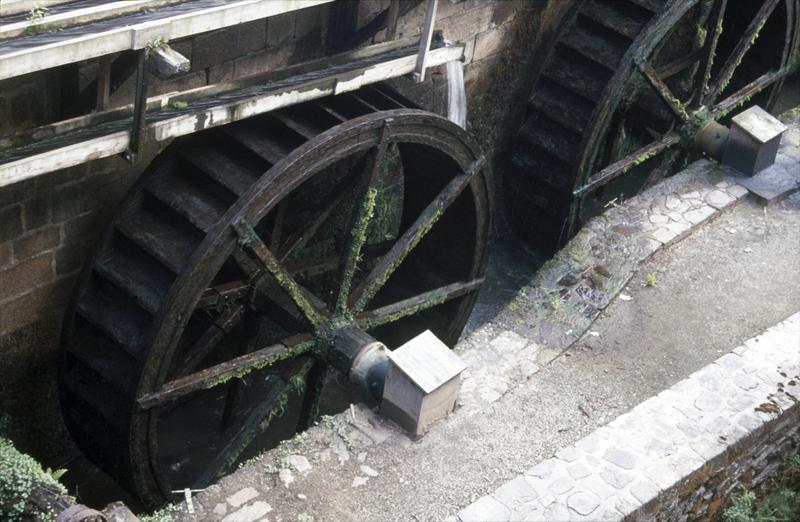 Moulin à eau : deux roues en bois