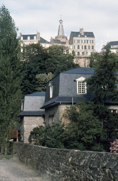 Vue sur le beffroi, partie supérieure, depuis des maisons