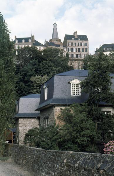 Vue sur le beffroi, partie supérieure, depuis des maisons