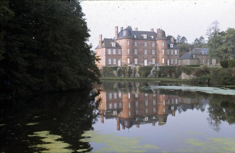 Façade sur parc avec son reflet dans l'étang