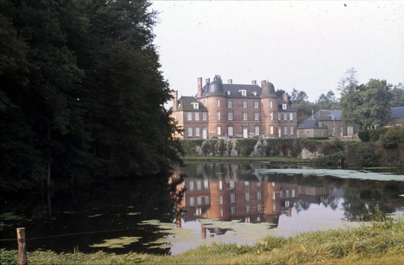 Façade sur parc avec son reflet dans l'étang