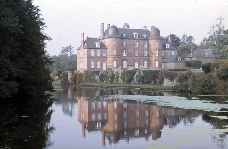 Façade sur parc avec son reflet dans l'étang