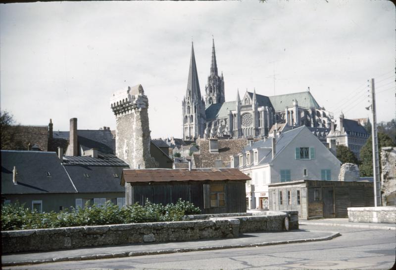 Ensemble sud-est et flèches depuis la rue du bourg