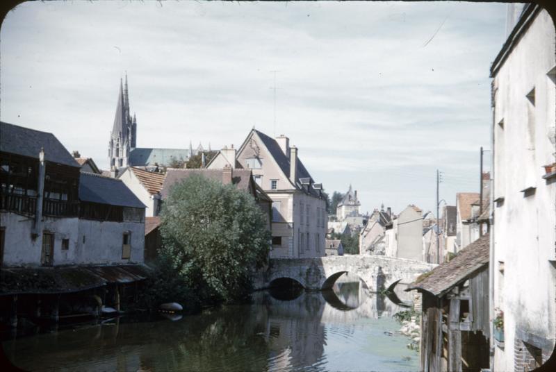 Maisons et le pont sur l'Eure, flèches de la cathédrale à l'arrière-plan