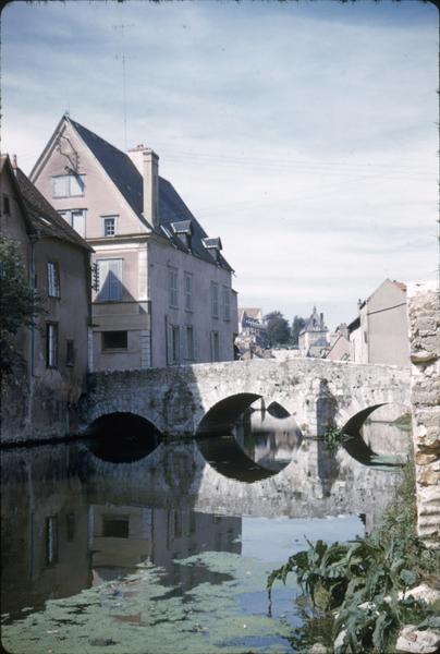 Maisons et le pont à arches sur l'Eure