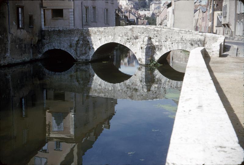 Le pont à arches et son reflet dans l'Eure