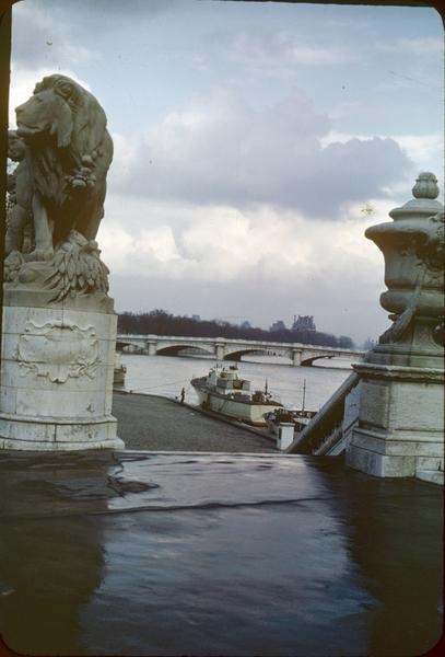 Des lions du pont Alexandre III, vue sur le pont de la Concorde