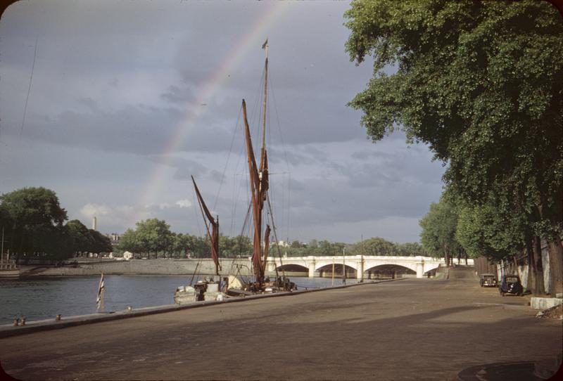 Du quai d'Orsay, vue sur le pont, bateaux anciens à quai