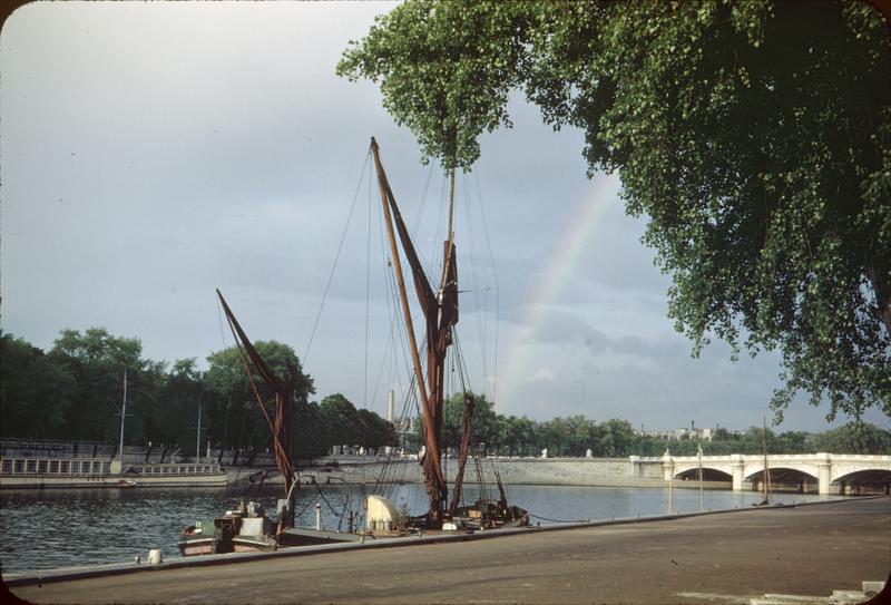 Du quai d'Orsay, vue sur le pont, bateaux anciens à quai