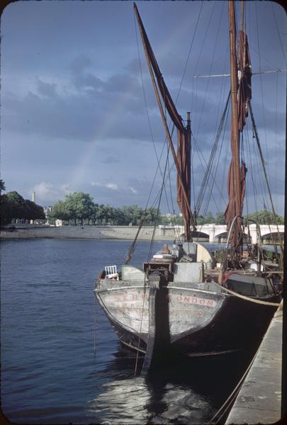 Du quai d'Orsay, vue sur le pont, poupe d'un bateau ancien