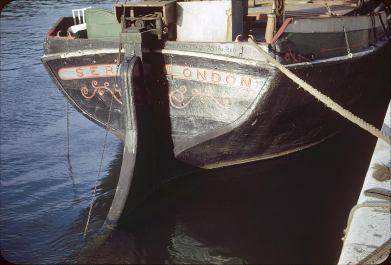 Poupe d'un bateau ancien à quai