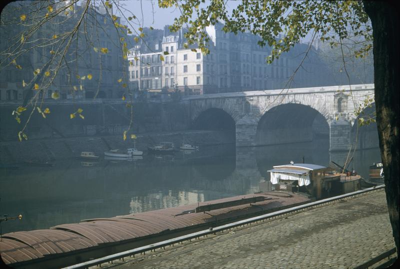 Vue sur le pont, péniche et bateaux à quai