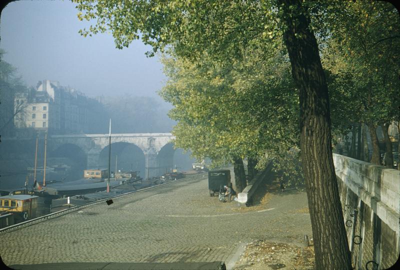 Vue sur le pont, péniches à quai et bord de Seine