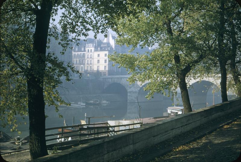 Vue sur le pont, péniches à quai et bord de Seine