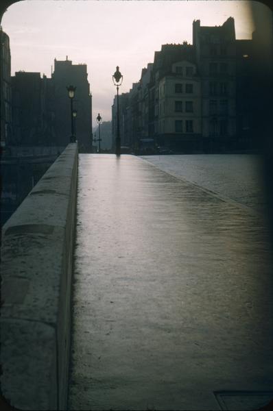 La route sur le pont par temps de pluie