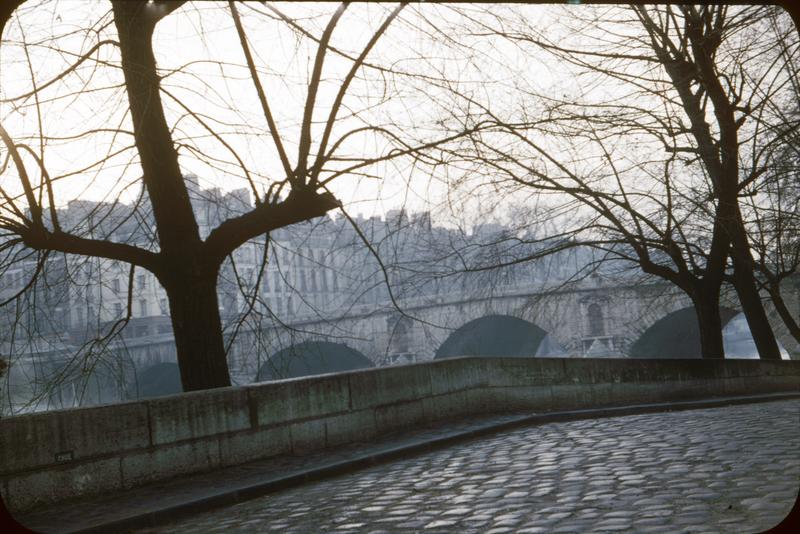 Vue sur le pont et le quai