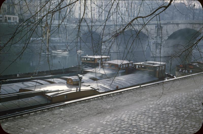 Vue sur le pont, péniches à quai et bord de Seine